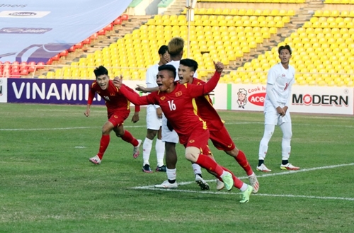 Cầu thủ Hồ Thanh Minh nhận bằng khen sau bàn thắng vàng