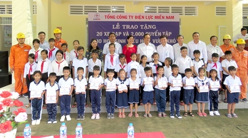 Tổng Công ty Điện lực miền Nam tặng quà cho học sinh nghèo hiếu học tỉnh Trà Vinh