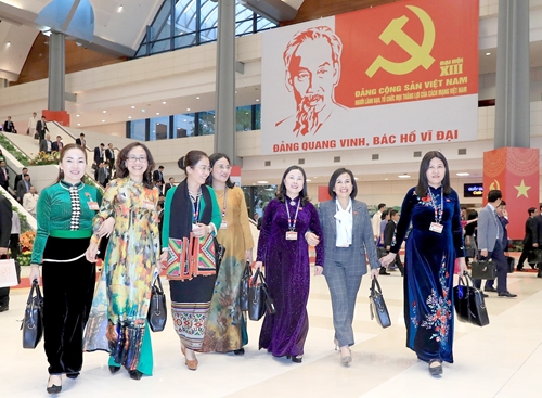 Tô thắm vẻ đẹp áo dài Việt Nam tại Đại hội XIII của Đảng