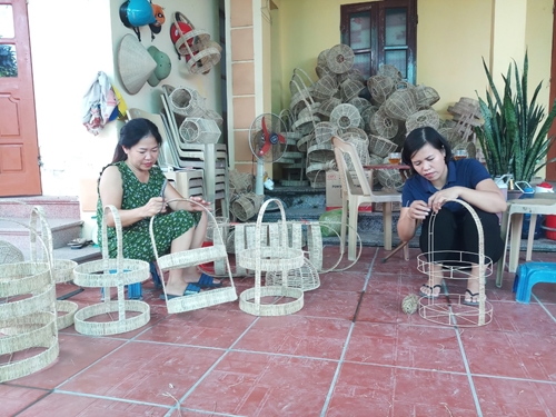 HTX sản xuất hàng thủ công mỹ nghệ mây tre đan Thanh Tân tạo việc làm cho nhiều chị em phụ nữ