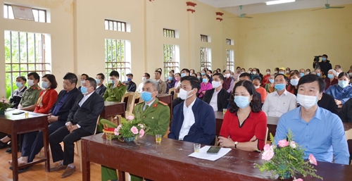 Hưng Hà trao tặng 300 lá cờ Tổ quốc cho Giáo xứ Duyên Lãng và nhân dân thôn Vĩnh Bảo