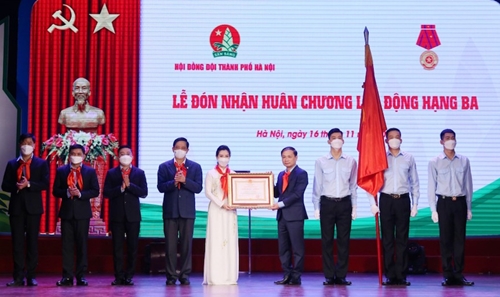 Hội đồng Đội thành phố Hà Nội vinh dự đón nhận Huân chương lao động hạng Ba