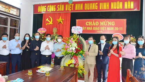 Lãnh đạo huyện Hưng Hà chúc mừng Ngày Nhà giáo Việt Nam 20 11