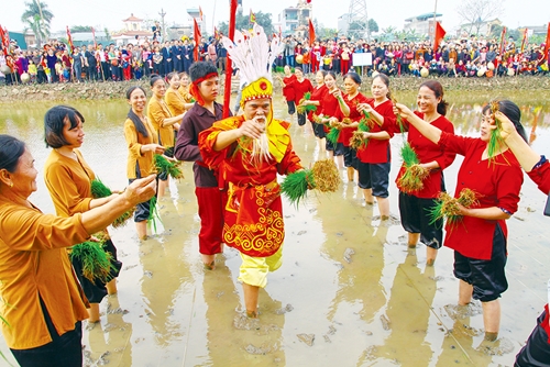 Khai thác nét đẹp văn hóa dân tộc thông qua các lễ hội truyền thồng Việt Nam để phát triển du lịch