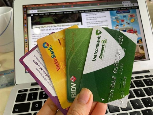 Cần lưu ý gì khi thẻ từ ATM bị “khai tử” sau ngày 31 12