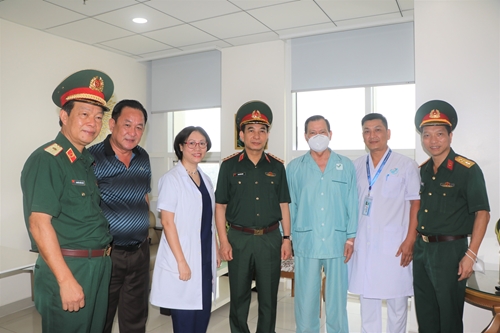 Bộ trưởng Bộ Quốc phòng thăm, tặng quà cán bộ, sỹ quan cao cấp đang điều trị tại Bệnh viện Quân y 175