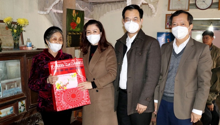 Phó Bí thư Thường trực Tỉnh ủy Lê Thị Thu Hồng thăm, tặng quà người có công tiêu biểu huyện Hiệp Hòa