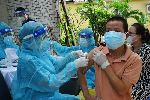 Quảng Ninh đẩy nhanh chiến dịch tiêm vắc-xin phòng COVID-19
