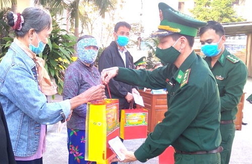 Trao quà tết cho người nghèo khu vực biên giới tại Đà Nẵng