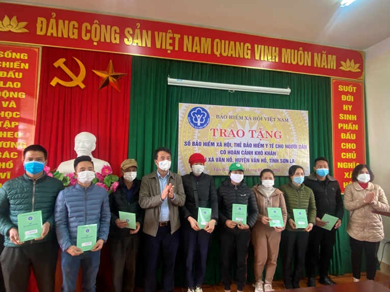 Tặng thẻ BHYT, sổ BHXH, trao quà Tết tặng người nghèo, đồng bào, chiến sĩ tỉnh Sơn La