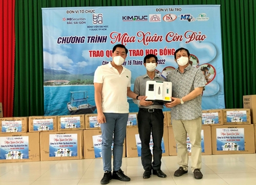 Tặng quà Tết và trang thiết bị y tế cho huyện Côn Đảo