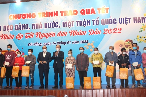 Chủ tịch nước Nguyễn Xuân Phúc thăm hỏi, trao tặng quà Tết tại Đà Nẵng