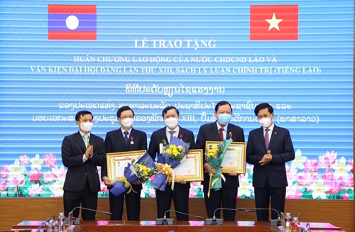 Trao tặng Huân chương Lao động của nước CHDCND Lào