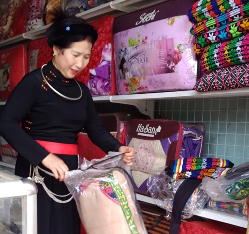 Đảng viên Chi bộ Bản Chợ khôi phục lại nghề dệt thổ cẩm