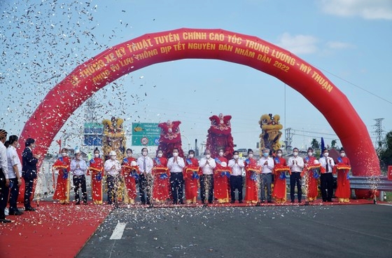 Chủ tịch nước phát lệnh thông xe cao tốc Trung Lương – Mỹ Thuận
