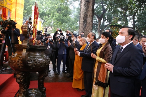 Chủ tịch nước cùng kiều bào dâng hương tại Hoàng Thành Thăng Long
