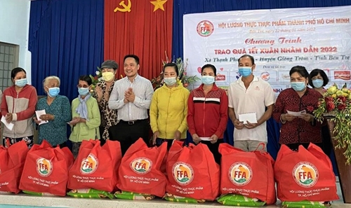 Hội Lương thực Thực phẩm TP Hồ Chí Minh tặng quà Tết cho người dân khó khăn tại tỉnh Bến Tre