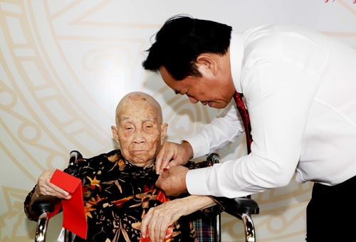 Bình Dương trao tặng Huy hiệu 75 năm tuổi Đảng