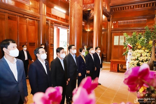 Chủ tịch Quốc hội dâng hương tưởng niệm Bác Hồ tại Khu di tích Kim Liên