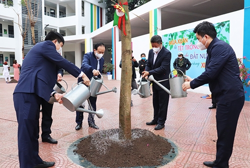 Lãnh đạo TP Hà Nội dự Tết trồng cây và kiểm tra công tác đón học sinh trở lại trường