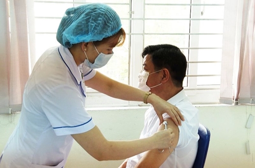 Lào Cai nằm trong số 10 tỉnh có tỷ lệ tiêm vắc-xin phòng COVID-19 cao nhất cả nước