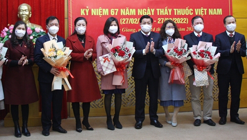 Thường trực Tỉnh ủy Bắc Giang gặp mặt, chúc mừng cán bộ ngành Y tế
