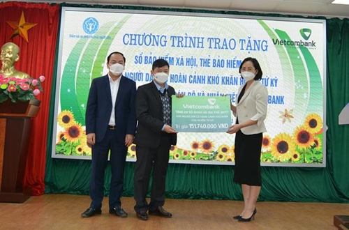 Ngân hàng TMCP Việt Nam trao tặng sổ BHXH, thẻ BHYT cho người dân có hoàn cảnh khó khăn