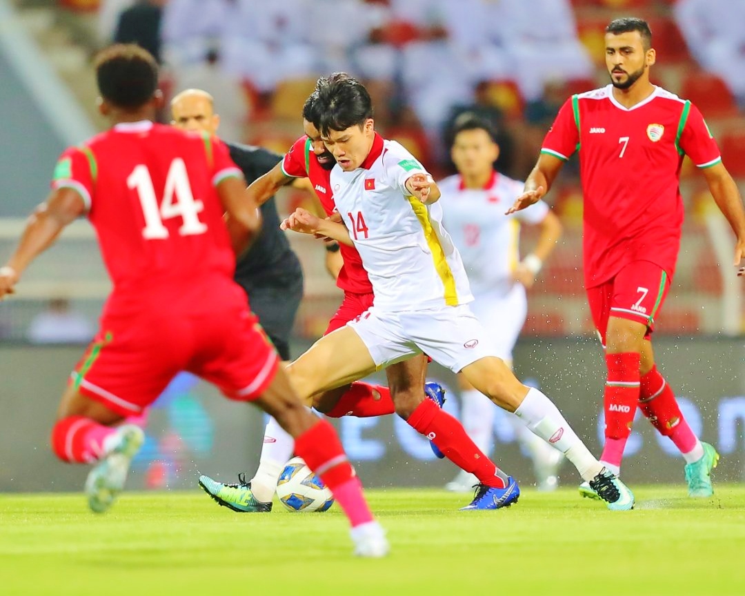 Trận đấu giữa Việt Nam và Oman là một sự kiện thể thao được mong chờ nhất trong năm. Cùng với hàng trăm ngàn khán giả sẽ đổ về để cổ vũ cho đội tuyển của mình. Điều đặc biệt là bạn sẽ được trực tiếp sống trong không gian này, cảm nhận được sự chuyên nghiệp và những pha bóng hay đến từ các cầu thủ.