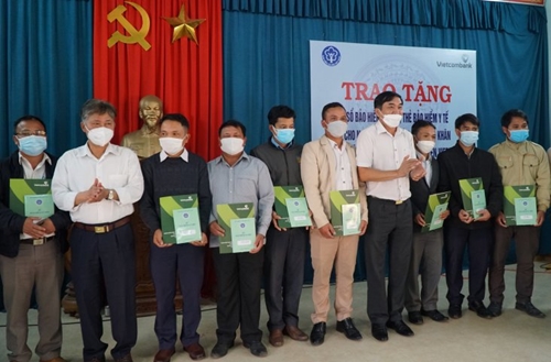 Tặng sổ BHXH và thẻ BHYT cho người dân khó khăn trên địa bàn tỉnh Thừa Thiên Huế