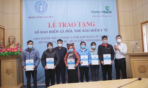 Vietcombank Trao tặng sổ BHXH, thẻ BHYT cho người dân có hoàn cảnh khó khăn tại Lai Châu