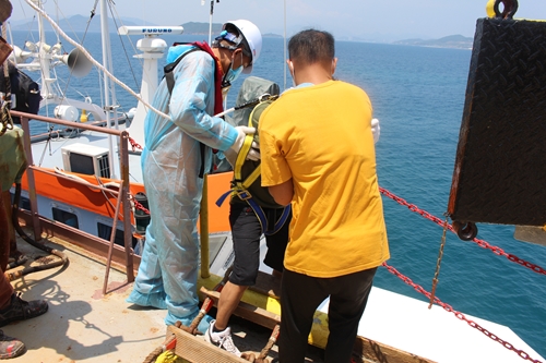 Cứu nạn khẩn cấp thuyền viên nước ngoài gặp nạn trên vùng biển Khánh Hòa
