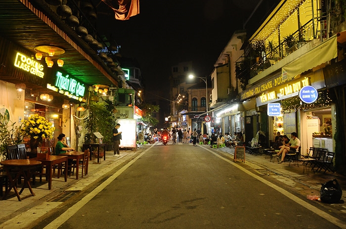 Khám phá Phố đi bộ Hồ Gươm về đêm là trải nghiệm thú vị không nên bỏ lỡ khi đến Hà Nội. Bạn sẽ được chiêm ngưỡng cảnh quan đường phố độc đáo và thưởng thức những món ăn độc đáo, cùng với những tiết mục giải trí đầy sáng tạo.