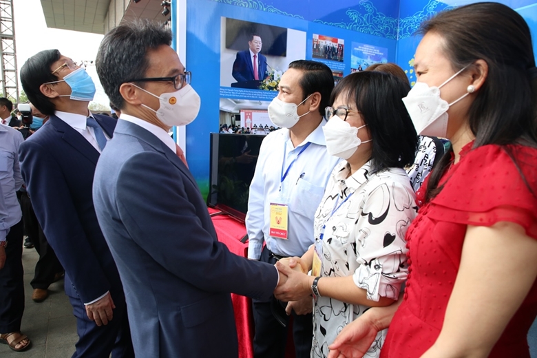 Phó Thủ tướng Vũ Đức Đam tham quan gian trưng bày của Báo điện tử Đảng Cộng sản Việt Nam. 