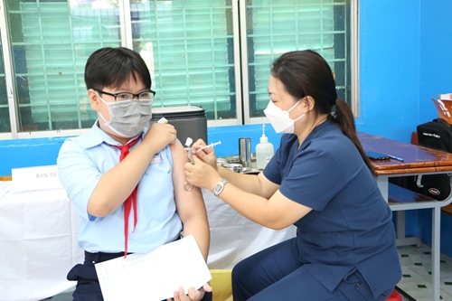 Phụ huynh, học sinh phấn khởi trong ngày đầu tiêm vắc xin phòng COVID-19 cho trẻ