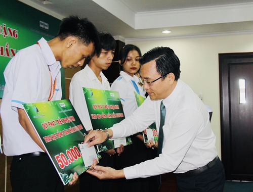 Quỹ phát triển ĐHQG TP Hồ Chí Minh Hỗ trợ học sinh, sinh viên theo đuổi sự nghiệp học tập