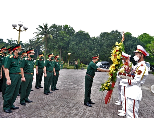 Bộ Tư lệnh Quân khu 4 dâng hoa, dâng hương tưởng niệm các liệt sĩ