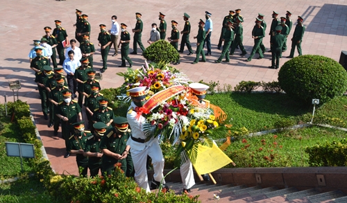 Dâng hương tưởng niệm Anh hùng liệt sĩ tại Quảng Trị