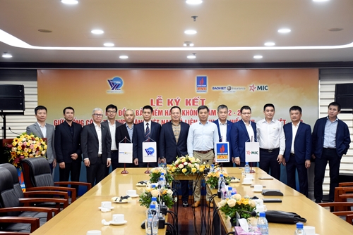 Ký hợp đồng bảo hiểm hàng không giữa Tổng công ty trực thăng Việt Nam và Liên danh bảo hiểm