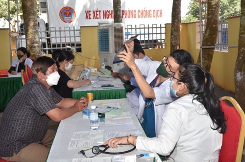 Khám, chữa bệnh miễn phí cho gần 3 000 lượt người dân khu vực biên giới Việt Nam – Campuchia
