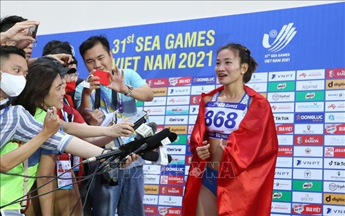 SEA Games 31 Nguyễn Thị Oanh tỏa sáng với “hat-trick vàng cho điền kinh Việt Nam