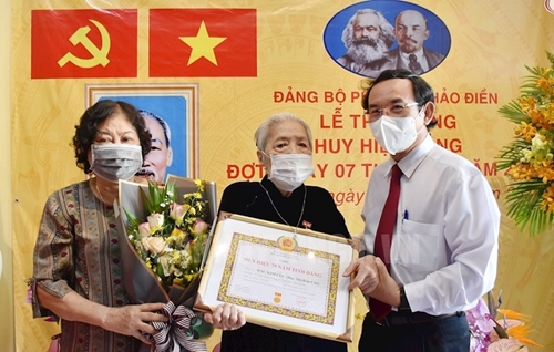 TP Hồ Chí Minh trao Huy hiệu Đảng cho hơn 2 250 đảng viên dịp 19 5