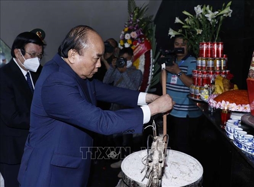 Chủ tịch nước dâng hương tưởng niệm các anh hùng liệt sĩ tại Điện Biên