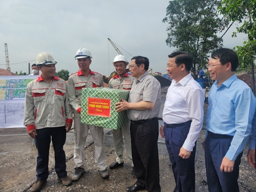 Thủ tướng Chính phủ Phạm Minh Chính thăm và động viên công nhân tại Bắc Giang
