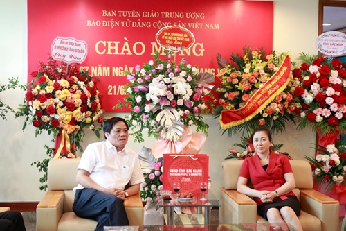 Đoàn đại biểu tỉnh Bắc Giang thăm, chúc mừng Báo điện tử Đảng Cộng sản Việt Nam
