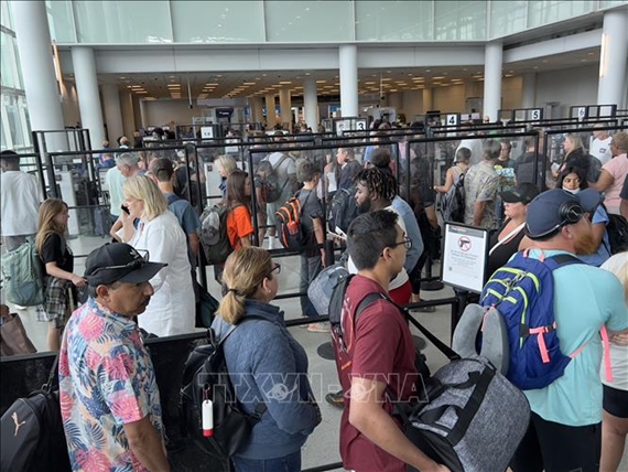 Mỹ Hàng trăm chuyến bay bị hủy do thiếu nhân viên