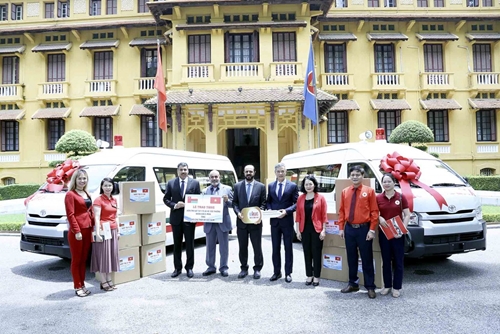 Oman trao tặng vật tư y tế cho Việt Nam