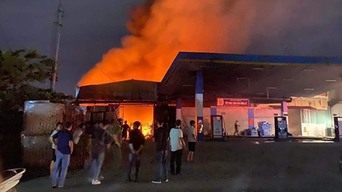 Hà Nội Dập tắt đám cháy xưởng gỗ cạnh cây xăng Đồng Lư