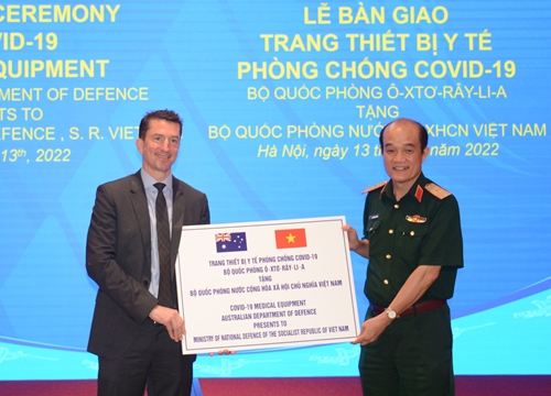 Ô-xtrây-li-a tặng Việt Nam trang thiết bị y tế phòng, chống dịch