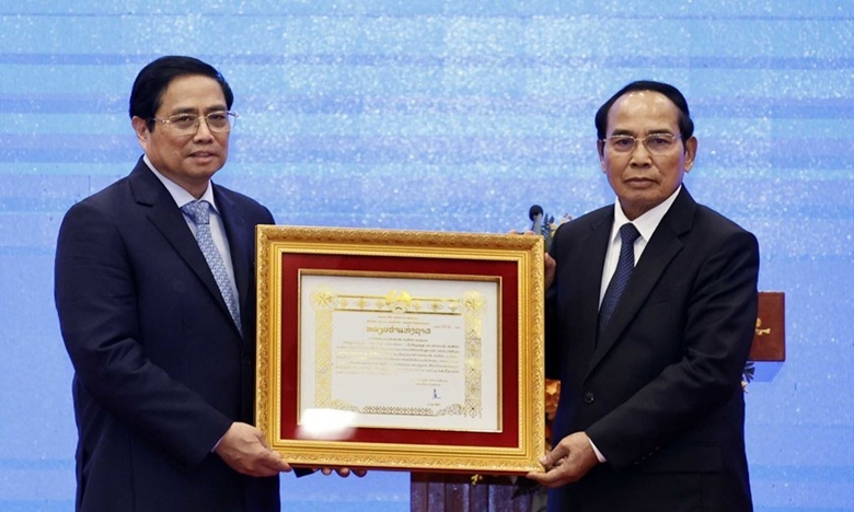 Nhà nước Lào trao Huân chương tặng Lãnh đạo cấp cao Việt Nam