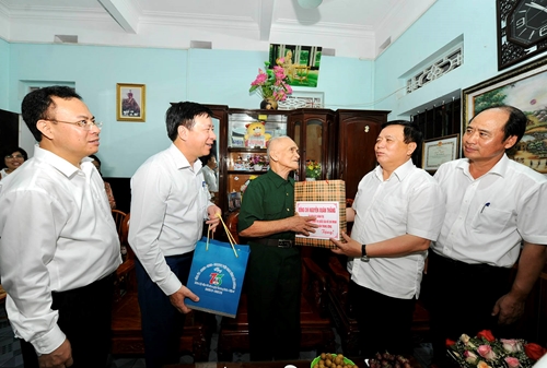 Giám đốc Học viện Chính trị quốc gia Hồ Chí Minh thăm, tặng quà người có công ở Hải Dương